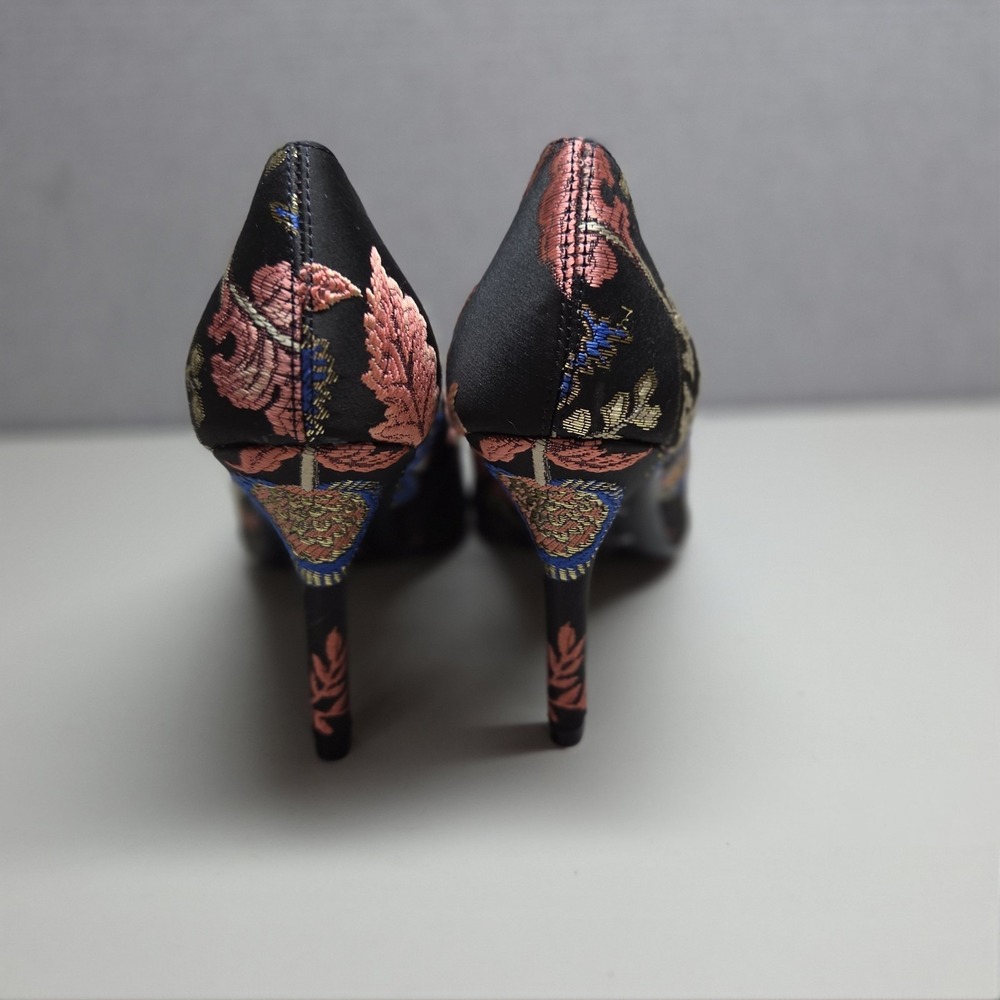 NEW Charles David Sweetness pumps black floral embroidered Fabric 8.5 - Picture 3 of 6